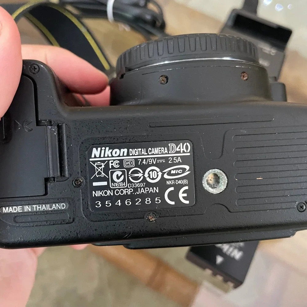 Nikon D40 Digital SLR Camera Body Black with Battery and MH-23 Quick Charger